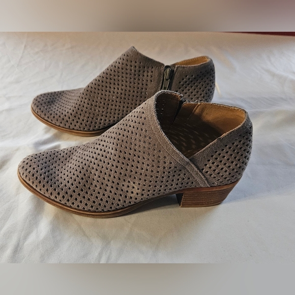 Lucky Brand Baylah Bootie Size 6.5M, Grey. Leather Suede,  Ankle Heels - Picture 1 of 7